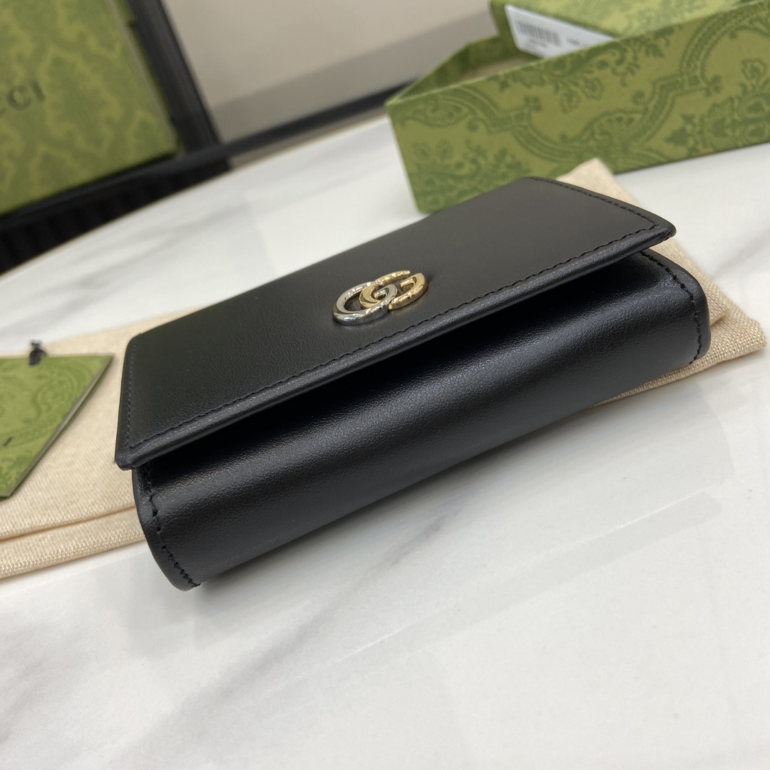 p360 GUCCI Marmont Card HolderアイコニックなGUCCIのマーモントモチーフが、バリエーション豊かでありながらクラシックなシンボルへと変貌を遂げ、新しいコレクションに彩りを添えています。ツートンカラーのアイコニックなダブルGロゴが、ベージュとエボニーのGGスプリームキャンバスとライトベージュレザーのコントラストが鮮やかなカードホルダーボディにあしらわれていますベージュとエボニーのGGスプリームキャンバスライトベージュレザーベージュレザーパイピングクラウドテキスタイルライニングツートーンGG内装：オープンポケット×2ボタンフラップ重さ：約0.63kg型番：790067サイズ：縦7.5×横11×厚さ2cmカラー：ライトベージュイタリア製