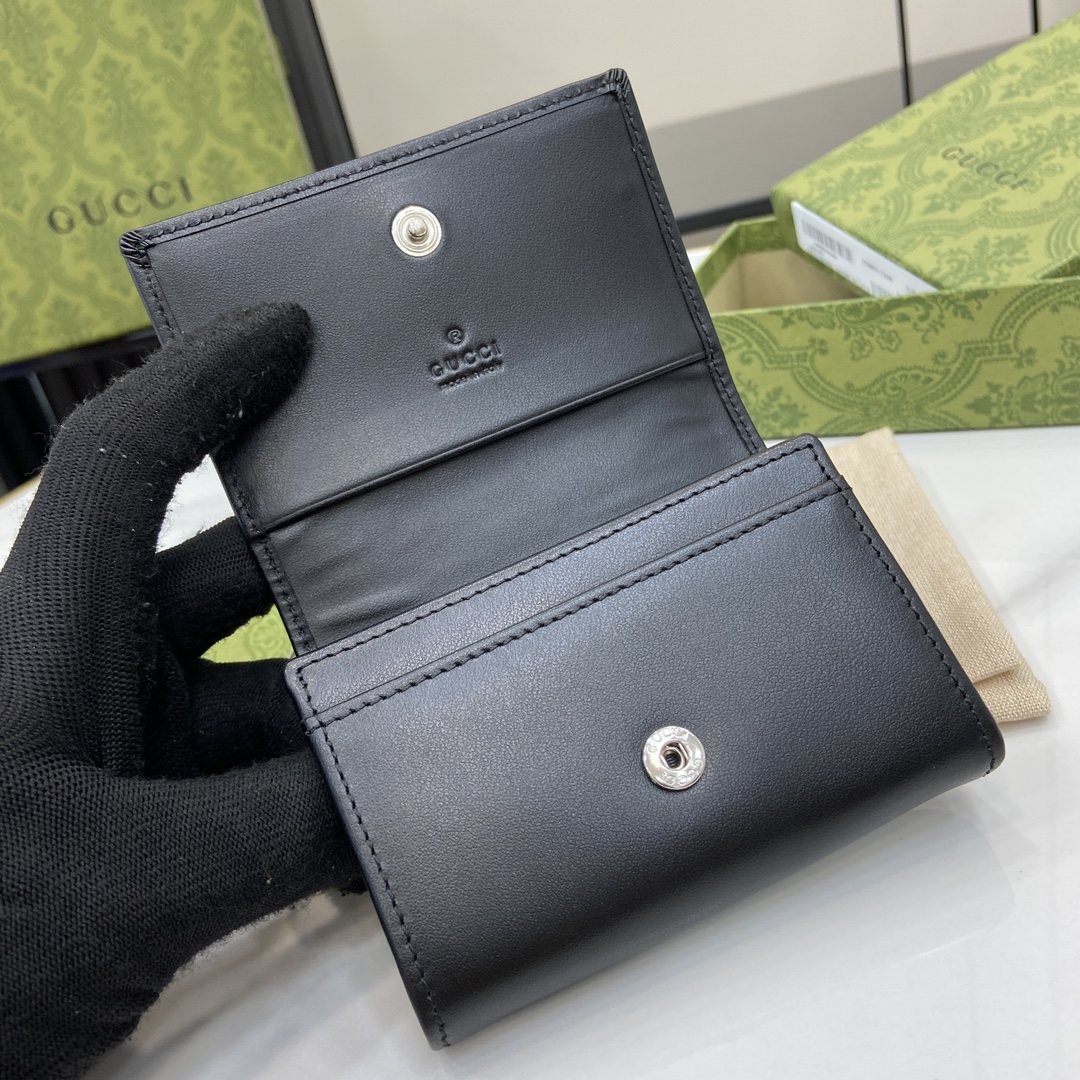 p360 GUCCI Marmont Card HolderアイコニックなGUCCIのマーモントモチーフが、バリエーション豊かでありながらクラシックなシンボルへと変貌を遂げ、新しいコレクションに彩りを添えています。ツートンカラーのアイコニックなダブルGロゴが、ベージュとエボニーのGGスプリームキャンバスとライトベージュレザーのコントラストが鮮やかなカードホルダーボディにあしらわれていますベージュとエボニーのGGスプリームキャンバスライトベージュレザーベージュレザーパイピングクラウドテキスタイルライニングツートーンGG内装：オープンポケット×2ボタンフラップ重さ：約0.63kg型番：790067サイズ：縦7.5×横11×厚さ2cmカラー：ライトベージュイタリア製