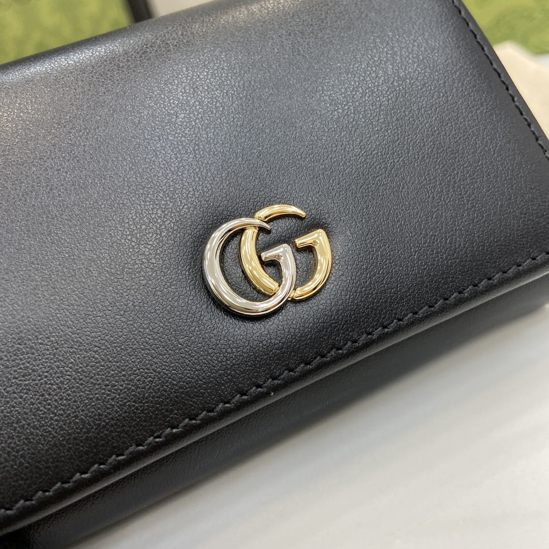 p360 GUCCI Marmont Card HolderアイコニックなGUCCIのマーモントモチーフが、バリエーション豊かでありながらクラシックなシンボルへと変貌を遂げ、新しいコレクションに彩りを添えています。ツートンカラーのアイコニックなダブルGロゴが、ベージュとエボニーのGGスプリームキャンバスとライトベージュレザーのコントラストが鮮やかなカードホルダーボディにあしらわれていますベージュとエボニーのGGスプリームキャンバスライトベージュレザーベージュレザーパイピングクラウドテキスタイルライニングツートーンGG内装：オープンポケット×2ボタンフラップ重さ：約0.63kg型番：790067サイズ：縦7.5×横11×厚さ2cmカラー：ライトベージュイタリア製