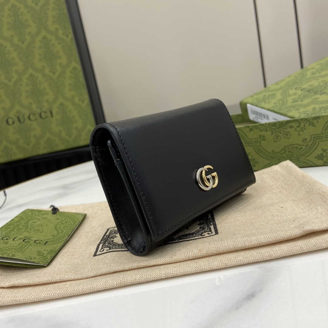 p360 GUCCI Marmont Card HolderアイコニックなGUCCIのマーモントモチーフが、バリエーション豊かでありながらクラシックなシンボルへと変貌を遂げ、新しいコレクションに彩りを添えています。ツートンカラーのアイコニックなダブルGロゴが、ベージュとエボニーのGGスプリームキャンバスとライトベージュレザーのコントラストが鮮やかなカードホルダーボディにあしらわれていますベージュとエボニーのGGスプリームキャンバスライトベージュレザーベージュレザーパイピングクラウドテキスタイルライニングツートーンGG内装：オープンポケット×2ボタンフラップ重さ：約0.63kg型番：790067サイズ：縦7.5×横11×厚さ2cmカラー：ライトベージュイタリア製