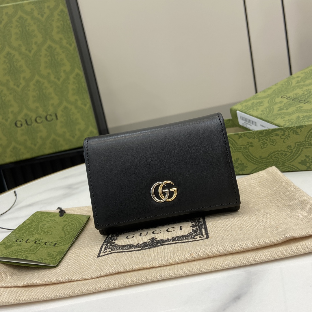 p360 GUCCI Marmont Card HolderアイコニックなGUCCIのマーモントモチーフが、バリエーション豊かでありながらクラシックなシンボルへと変貌を遂げ、新しいコレクションに彩りを添えています。ツートンカラーのアイコニックなダブルGロゴが、ベージュとエボニーのGGスプリームキャンバスとライトベージュレザーのコントラストが鮮やかなカードホルダーボディにあしらわれていますベージュとエボニーのGGスプリームキャンバスライトベージュレザーベージュレザーパイピングクラウドテキスタイルライニングツートーンGG内装：オープンポケット×2ボタンフラップ重さ：約0.63kg型番：790067サイズ：縦7.5×横11×厚さ2cmカラー：ライトベージュイタリア製