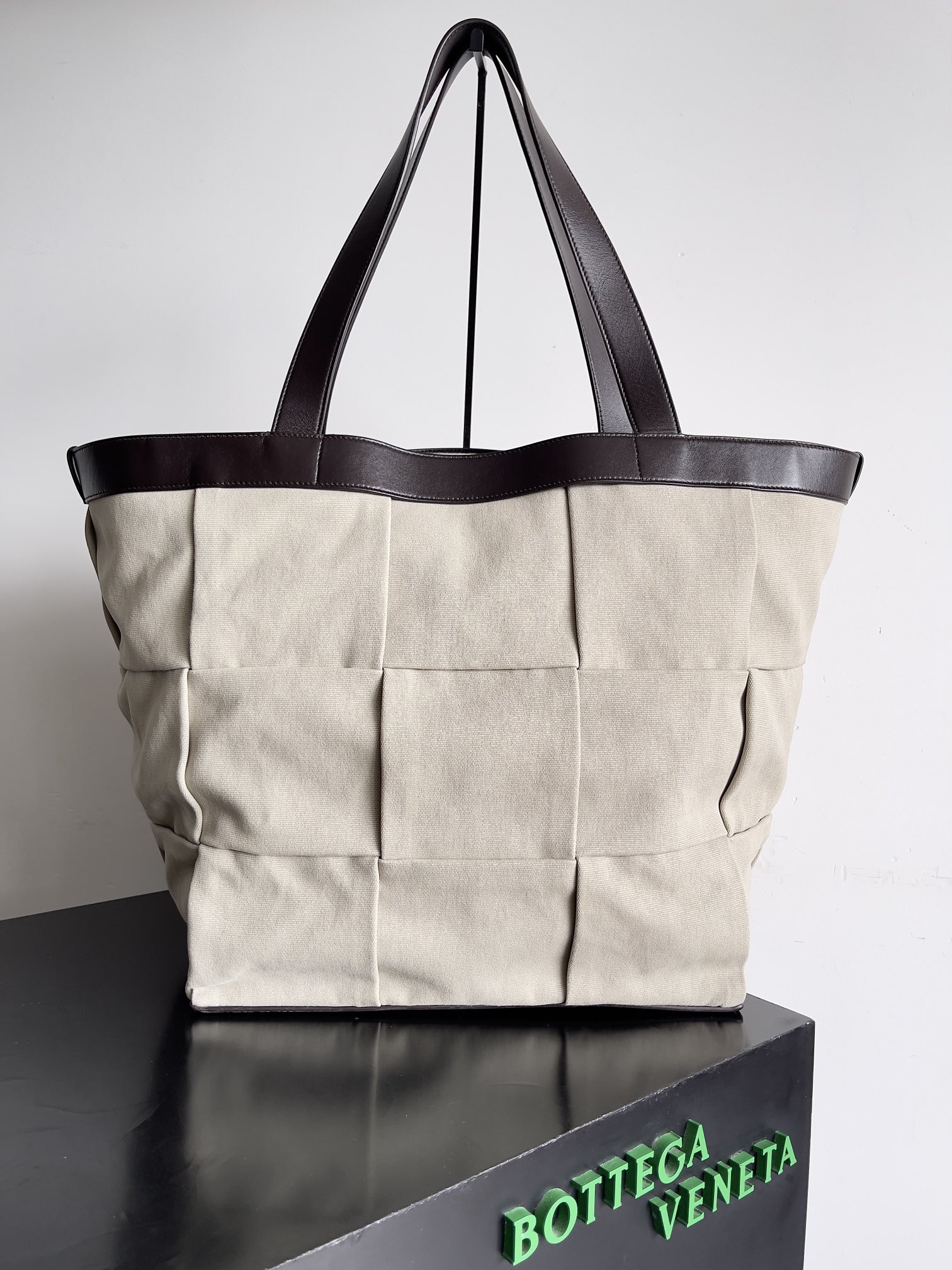 Ultra-light Bv tote canvas shopping bag its design is very minimalist black and brown cowhide leather handles with beige imported canvas casually a sweater jeans carry it immediately fashionable sense of it is made of practical canvas material and cowhide leather with creative splicing and weaving made of good quality needless to say that there are also two compartments inside the canvas can be stored in the small items not too cluttered the new addition of the tower buckle to enhance the whole bag AI sense of this year! The fashion circle will set off a different storm this year, the self-weight is invincibly light, giant capacity to meet daily needsModel No.: 787419Size: 40*36*24cm