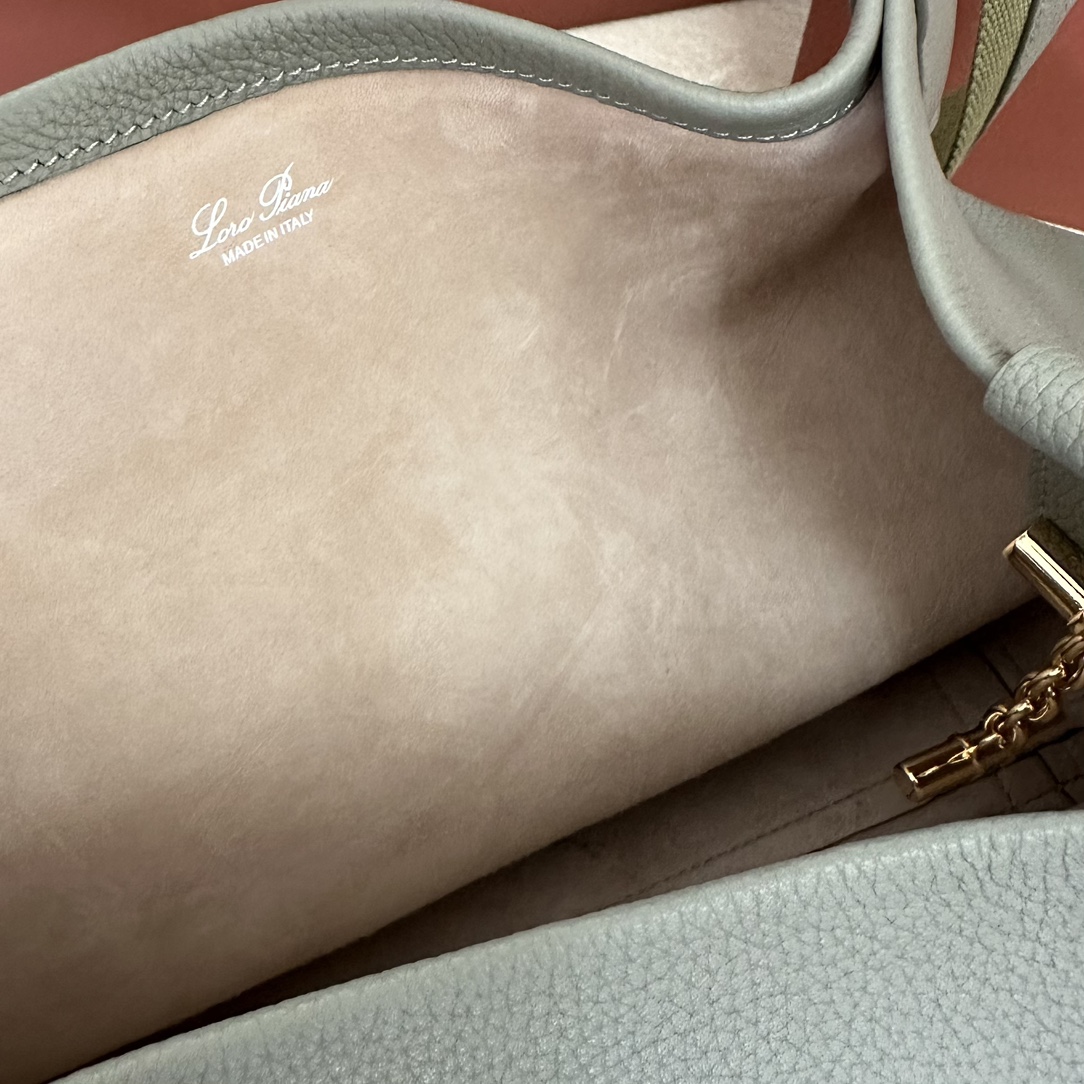 💰1920Loro piana Big Bucket Bale Large Handbag Colour : Pale Frankincense Le sac Bale, avec son élégance effacée et son style intemporel, est un autre témoignage de l'héritage distinctif de Loro piana. La forme carrée et le nom, dérivé des grands ballots utilisés pour stocker le cachemire, représentent l'engagement de Loro piana envers l'artisanat. Le corps est en cuir de veau au grain naturel très doux. Taille : longueur 28✖️22✖️36CM-high-fashion factory