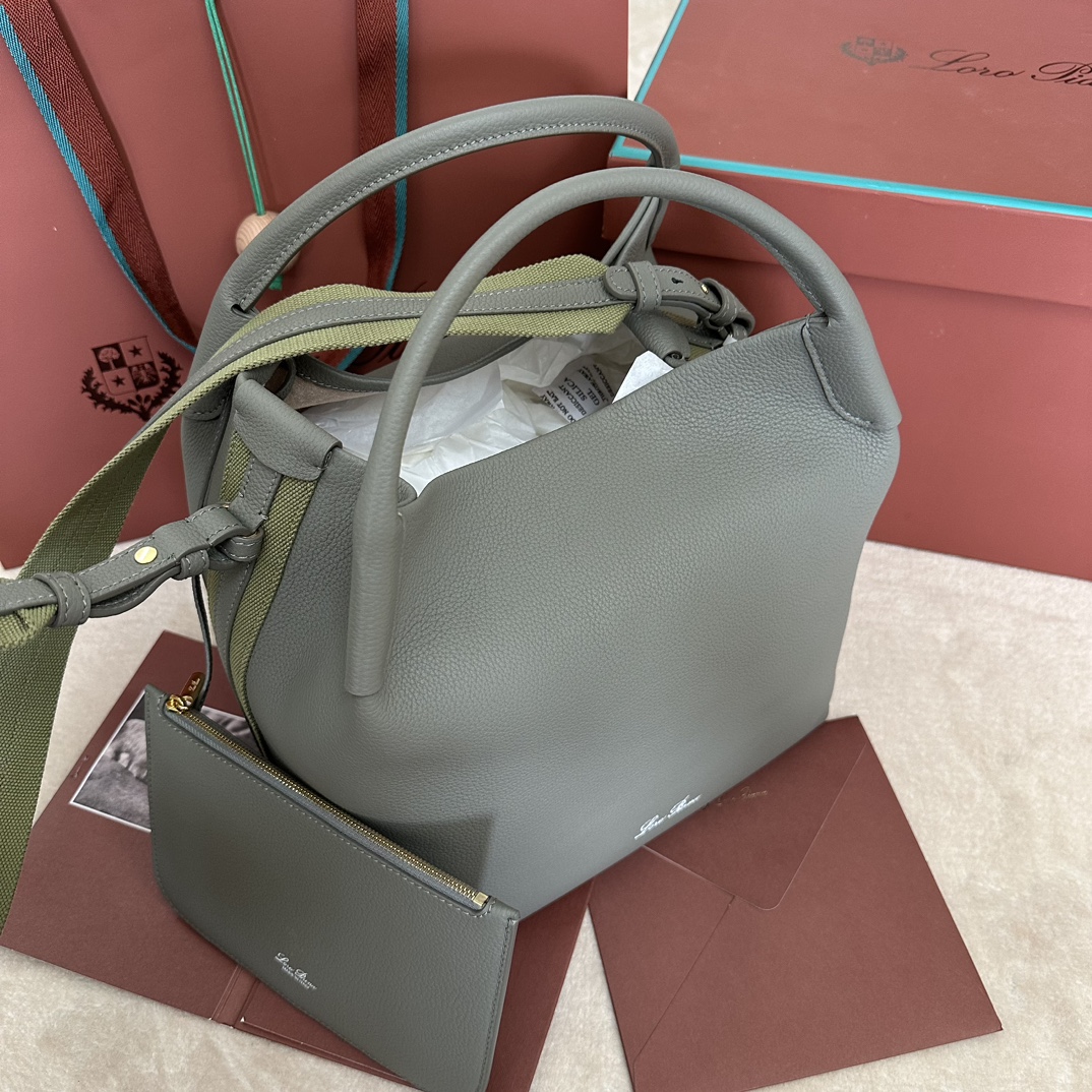 💰1920Loro piana Big Bucket Bale Large Handbag Colour : Pale Frankincense Le sac Bale, avec son élégance effacée et son style intemporel, est un autre témoignage de l'héritage distinctif de Loro piana. La forme carrée et le nom, dérivé des grands ballots utilisés pour stocker le cachemire, représentent l'engagement de Loro piana envers l'artisanat. Le corps est en cuir de veau au grain naturel très doux. Taille : longueur 28✖️22✖️36CM-high-fashion factory