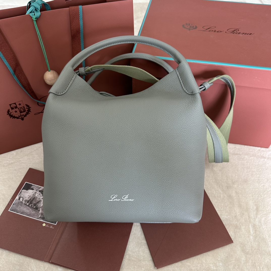 💰1920Loro piana Big Bucket Bale Large Handbag Colour : Pale Frankincense Le sac Bale, avec son élégance effacée et son style intemporel, est un autre témoignage de l'héritage distinctif de Loro piana. La forme carrée et le nom, dérivé des grands ballots utilisés pour stocker le cachemire, représentent l'engagement de Loro piana envers l'artisanat. Le corps est en cuir de veau au grain naturel très doux. Taille : longueur 28✖️22✖️36CM-high-fashion factory