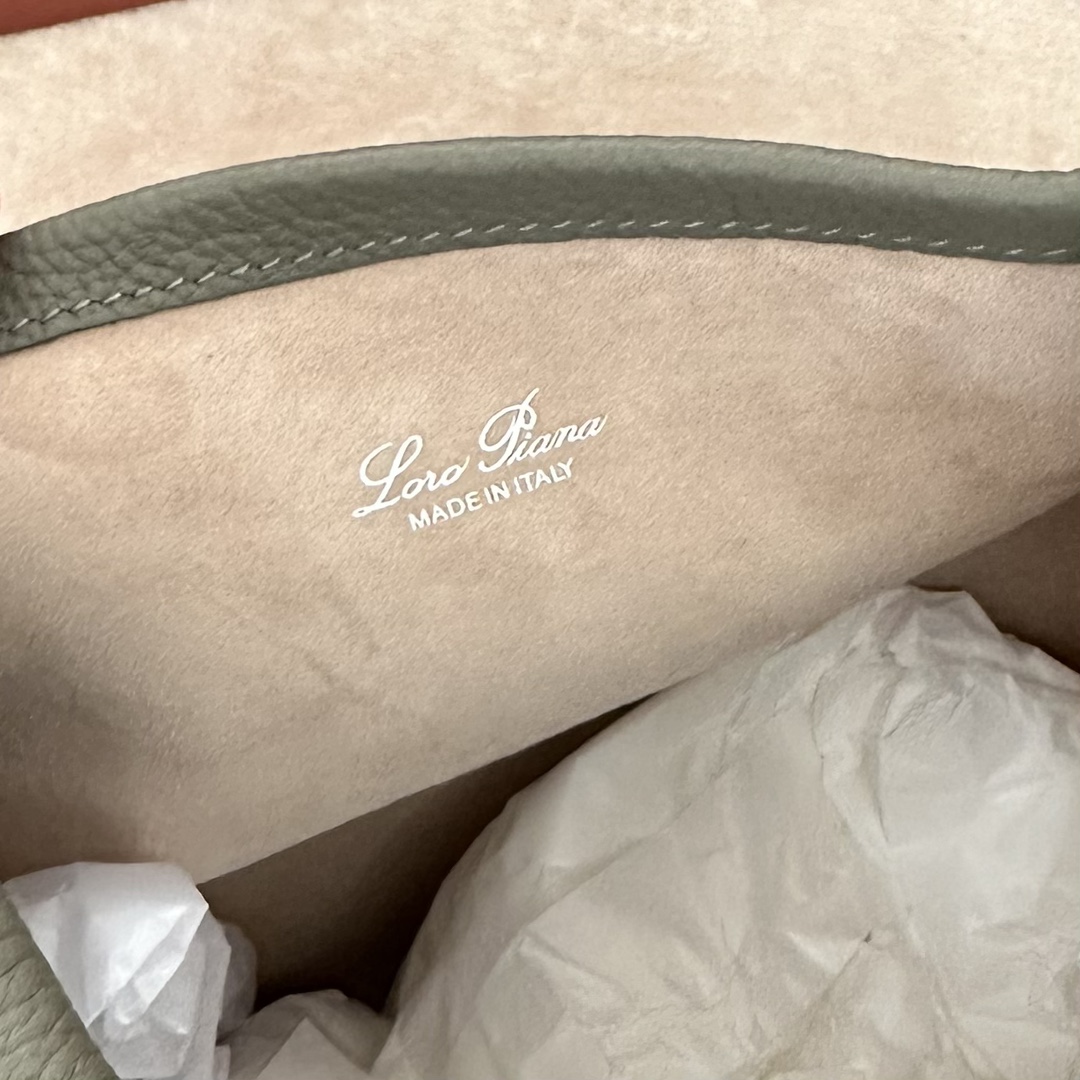 图片[9]-💰1760
Loro piana 中水桶
Bale中号手袋
颜色：马黛茶色
这款中号水桶包采用优质皮革制成，灵感来自羊绒捆包的别致形状和名称。采用双手柄设计，内部设有一个袢扣，侧面无缝连接一条绵质布带，尽显优雅气质，彰显柔美精致风范。
尺寸：17✖️17✖️21CM-高仿包包