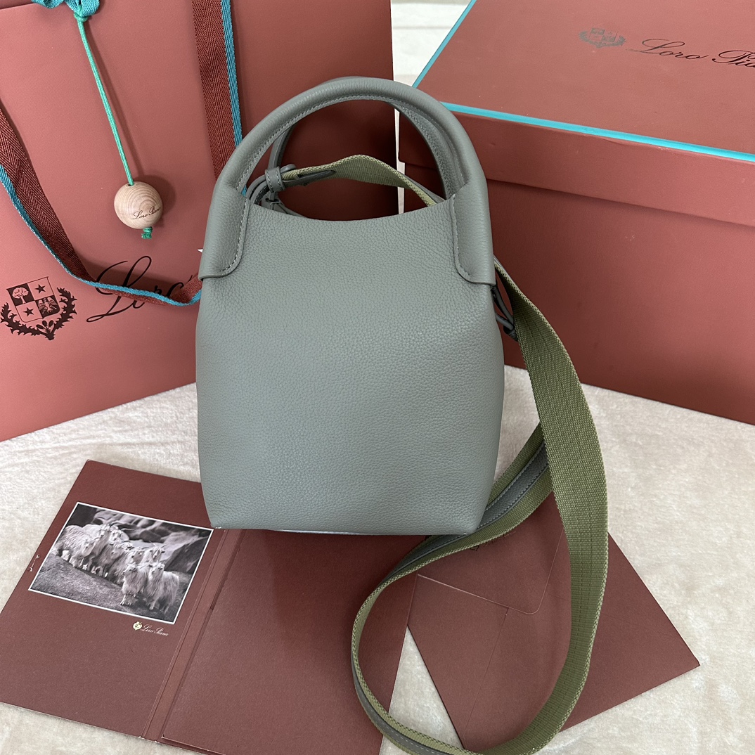 Image [3]-💰1760Loro piana Medium Bucket Bale Medium Handbag Colour : Marde Teal Confectionné en cuir de première qualité, ce sac seau moyen s'inspire de la forme chic et du nom des ballots de cachemire. Doté de deux anses, d'une fermeture intérieure et d'une sangle en peau de mouton fixée sur le côté, il est élégant et affiche un style doux et sophistiqué. Taille : 17✖️17✖️21CM-high-fashion-bags