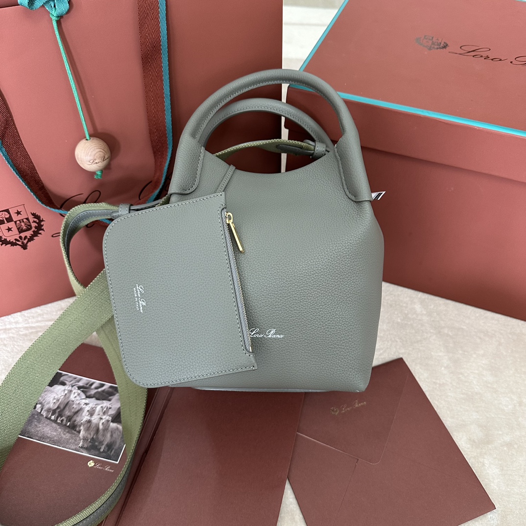 Imagem[2]-💰1760Loro piana Medium Bucket Bale Medium Handbag Cor: Marde Teal Criado a partir de couro premium, este saco de balde médio é inspirado na forma chique e no nome do pacote de caxemira. Com duas pegas, um fecho de aba interior e uma alça de pele de ovelha perfeitamente presa na lateral, é elegante e exibe um estilo suave e sofisticado. Tamanho: 17✖️17✖️21CM-high-fashion-bags