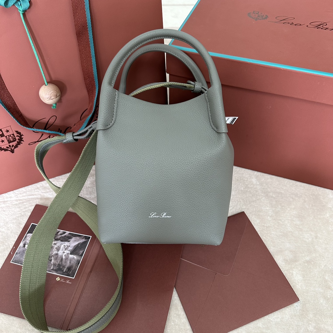 💰1760Loro piana Medium Bucket Bale Medium Handbag Colour : Matte Tea Confectionné en cuir haut de gamme, ce sac seau moyen s'inspire de la forme chic et du nom de la liasse de cachemire. Conçu avec des poignées doubles, il est doté d'une fermeture à onglet interne et d'une sangle en peau de mouton sans couture sur le côté pour une touche élégante de sophistication douce. Taille : 17✖️17✖️21CM-high-fashion-bags