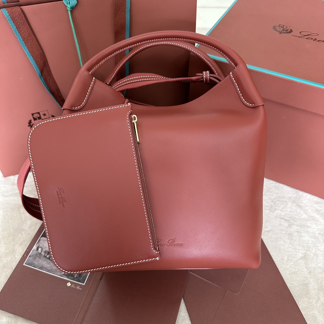 イメージ[2]- 🐠1920Loro piana Large Bucket Bale Large HandbagColour: RedPlain Baleバッグの控えめなエレガンスと記念碑的なスタイルは、Loro pianaの独特な伝統をまたひとつ証明しています。四角いフォルムと、カシミアの山を収納するための大きな束に由来する名前は、ロロ・ピアーナのクラフトマンシップへのこだわりを表しています。本体は非常にソフトなナチュラルグレインのカーフレザー製。サイズ：長さ28✖️22✖️36CM-ハイファッションバッグ