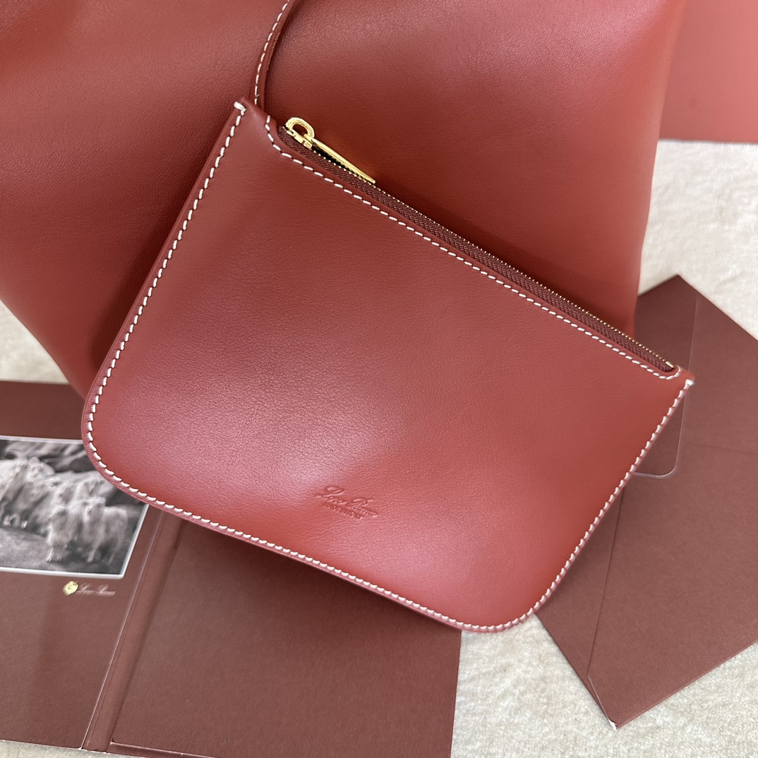 💰1920Bolso grande Big Bucket Bale de Loro piana Color: Rojo Plain Bale La elegancia despreocupada y el estilo monumental del bolso Bale son otro testimonio de la herencia distintiva de Loro piana. Su forma cuadrada y su nombre, derivado de los grandes fardos utilizados para almacenar montones de cachemira, representan la insistencia de Loro piana en la artesanía. El cuerpo es de piel de becerro con un grano natural muy suave. Talla: largo 28✖️22✖️36CM-fábrica de alta costura