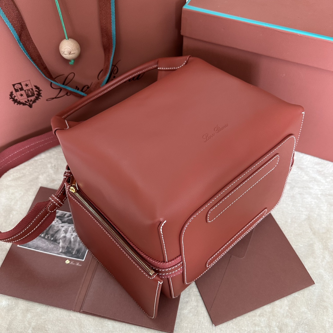 💰1920Bolso grande Big Bucket Bale de Loro piana Color: Rojo Plain Bale La elegancia despreocupada y el estilo monumental del bolso Bale son otro testimonio de la herencia distintiva de Loro piana. Su forma cuadrada y su nombre, derivado de los grandes fardos utilizados para almacenar montones de cachemira, representan la insistencia de Loro piana en la artesanía. El cuerpo es de piel de becerro con un grano natural muy suave. Talla: largo 28✖️22✖️36CM-fábrica de alta costura