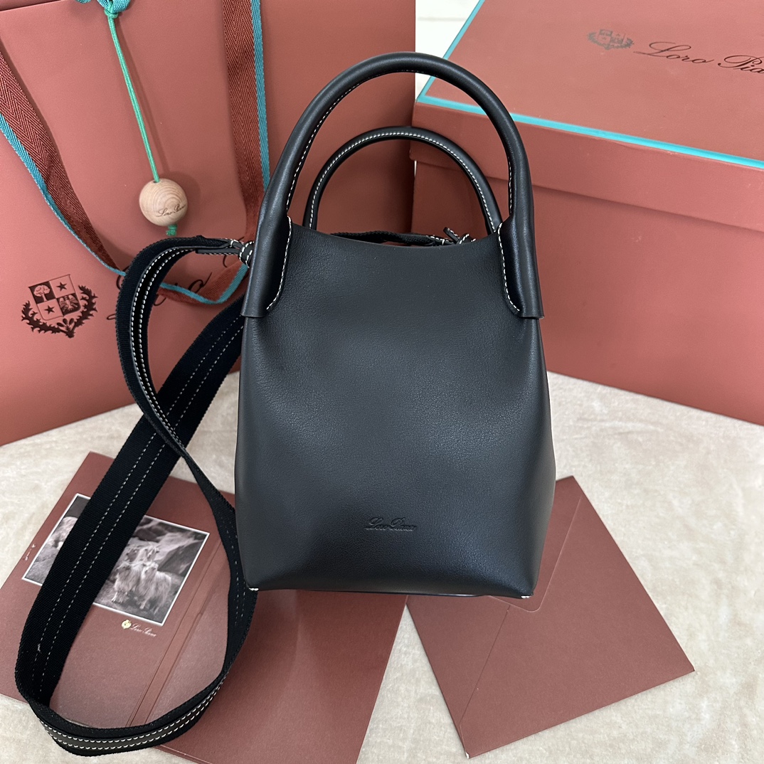 💰1760
Loro piana 中水桶
Bale中号手袋
颜色：黑色平纹
这款中号水桶包采用优质皮革制成，灵感来自羊绒捆包的别致形状和名称。采用双手柄设计，内部设有一个袢扣，侧面无缝连接一条绵质布带，尽显优雅气质，彰显柔美精致风范。
尺寸：17✖️17✖️21CM-高仿包包