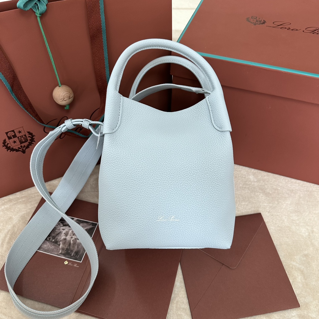 💰1760
Loro piana 中水桶
Bale中号手袋
颜色：浅蓝美人色
这款中号水桶包采用优质皮革制成，灵感来自羊绒捆包的别致形状和名称。采用双手柄设计，内部设有一个袢扣，侧面无缝连接一条绵质布带，尽显优雅气质，彰显柔美精致风范。
尺寸：17✖️17✖️21CM-高仿包包