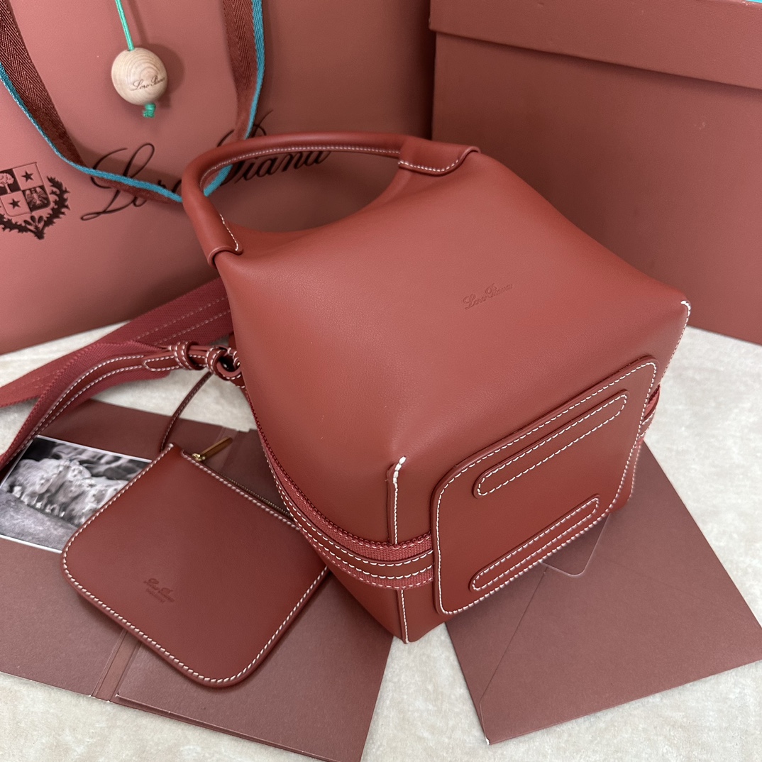 Image [5]-💰1760Loro piana Medium Bucket Bale Medium Handbag Colour : Red Plain Ce sac seau moyen est fabriqué à partir de cuir de première qualité et inspiré par la forme chic et le nom des ballots de cachemire. Conçu avec des poignées doubles, il est doté d'une fermeture à onglet interne et d'une sangle en tissu transparent attachée sur le côté, pour une touche élégante de sophistication douce. Taille : 17✖️17✖️21CM-high-fashion-bags