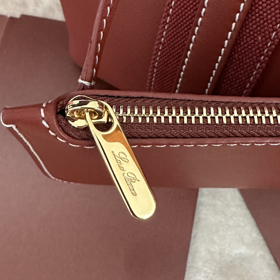 Image [8]-💰1760Loro piana Medium Bucket Bale Medium Handbag Colour : Red Plain Ce sac seau moyen est fabriqué à partir de cuir de première qualité et inspiré par la forme chic et le nom des ballots de cachemire. Conçu avec des poignées doubles, il est doté d'une fermeture intérieure à onglet et d'une sangle en tissu transparent attachée sur le côté pour un look élégant et un style doux et sophistiqué. Taille : 17✖️17✖️21CM-high-fashion-bags