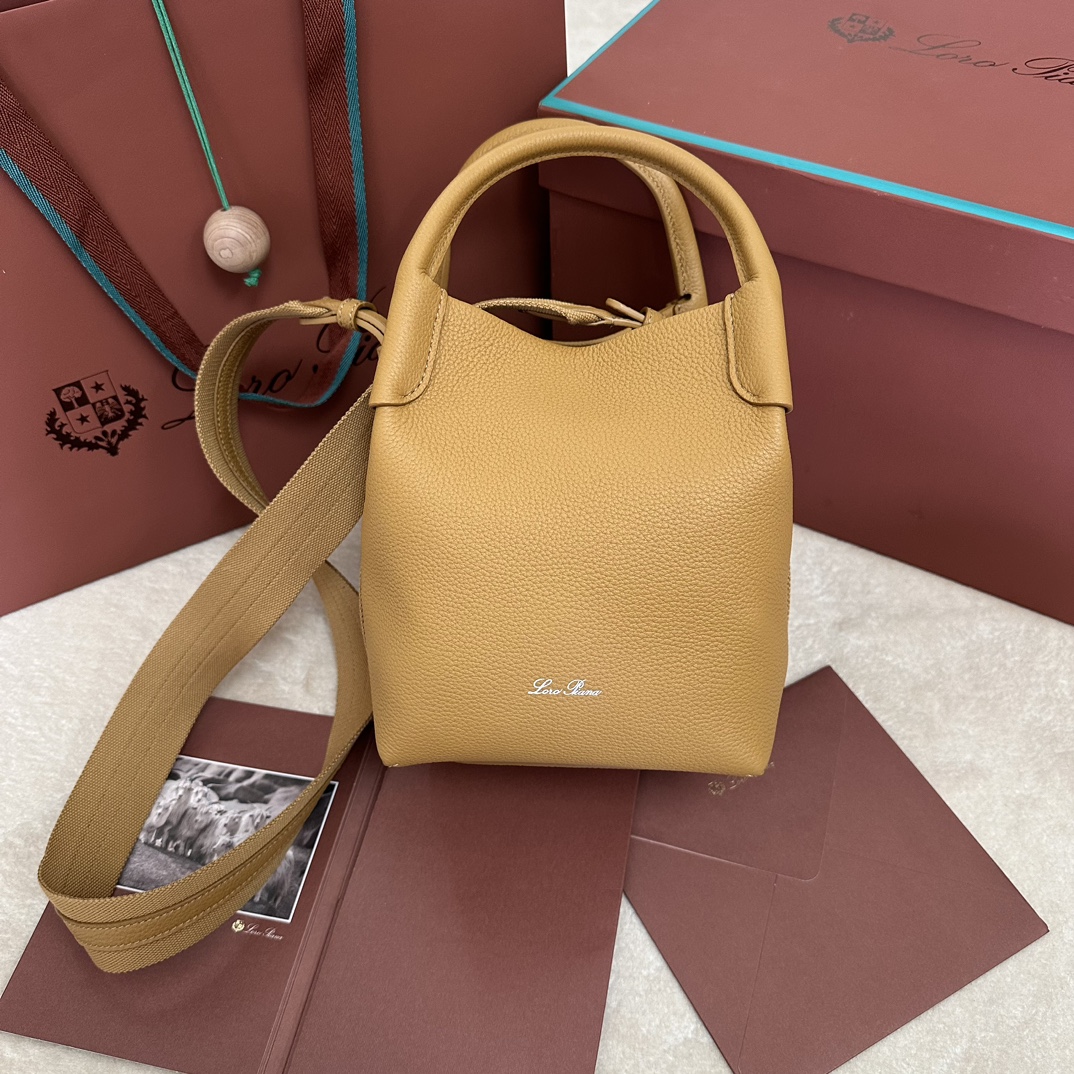 💰1760Loro piana Medium Bucket Bale Medium Handbag Color: Ginger Crafted from premium leather, this medium bucket bag is inspired by the chic shape and name of the cashmere bundle. Designed with two handles, it features an interior tab closure and a sheepskin strap seamlessly attached to the side for an elegant touch of soft sophistication. Size: 17✖️17✖️21CM-high-fashion-bags