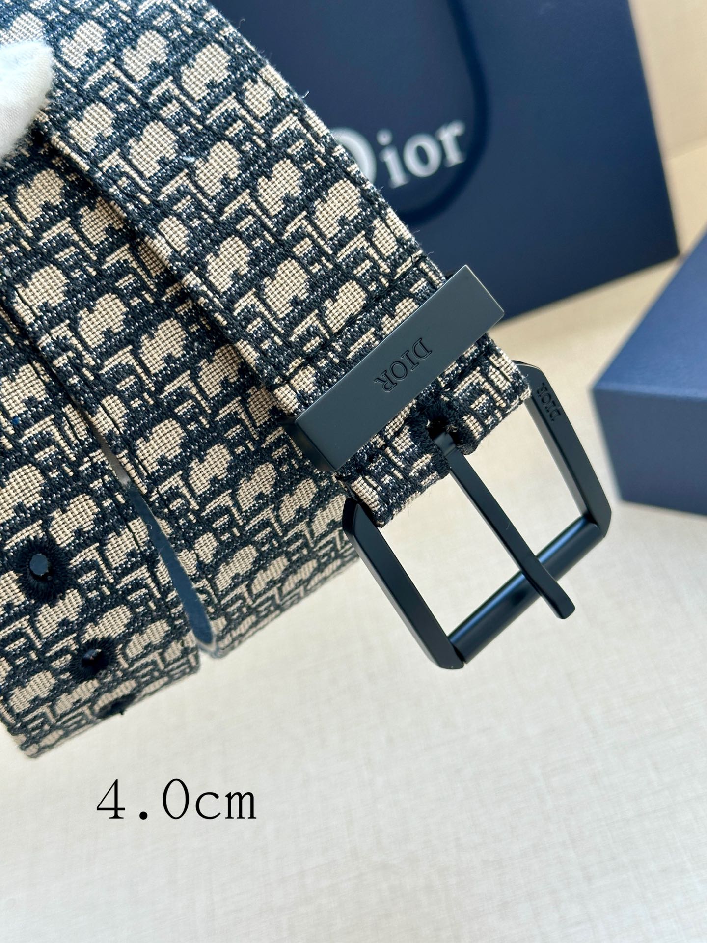 폭 4.0cm 베이지와 블랙 컬러의 슈퍼 미니 오블리크 프린트 패브릭에 메탈 코팅된 황동 버클이 우아하고 세련된 느낌을 주는 벨트입니다. 길이 조절이 가능하며 다양한 40mm 버클과 함께 착용하여 캐주얼한 룩을 연출할 수 있습니다.