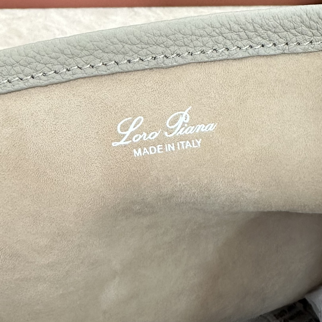 💰1920Bolso grande Big Bucket Bale de Loro pianaColor: lima claroEl bolso Bale es un testimonio de la herencia distintiva de Loro piana, con su elegancia despreocupada y su estilo atemporal. Su forma cuadrada y su nombre, derivado de los grandes fardos utilizados para guardar la cachemira, representan el compromiso de Loro piana con la artesanía. El cuerpo es de piel de becerro con un grano natural muy suave. Talla: 24✖️20✖️27CM-fábrica-de-moda-alta