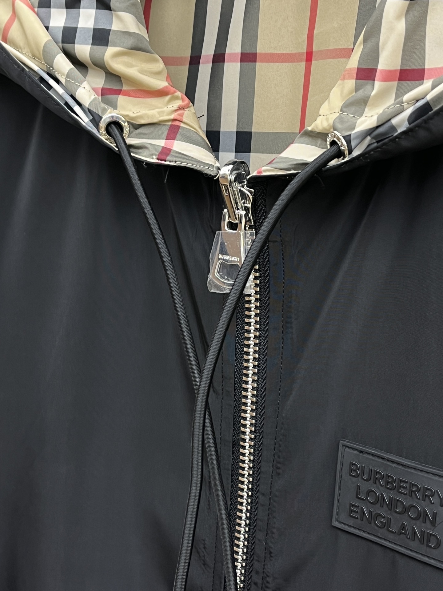 P780 Burberry 2024 summer newest product reversible hooded jacket sold hard goods fashion casual reversible hooded jacket imported original fabric on the body comfortable and breathable top printing process lettering pattern decorative logo original hardware accessories decorative grade very high comfort versatile FS on the body handsome full Size: S-XXL