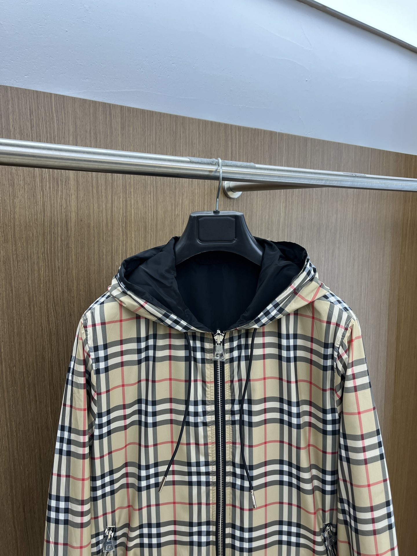 图片[8]-P780 Burberry 2024夏季最新品双面穿连帽夹克 有售狠货时尚休闲两面穿连帽外套进口原版面料上身舒适透气顶级印花工艺字母图案装饰logo原版五金辅料装饰档次极高舒适百搭FS上身帅气十足码数：S-XXL-高仿包包