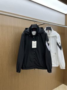 P700 Moncler Verano 2024 Exclusivo Exclusivo 🏈🏈 Chaqueta con capucha Chaqueta de moda Chaqueta sencilla, tendencia de alta gama Chaqueta de moda Transpirable y cómoda con detalles impecables Elementos de marca Idea de diseño Refleja alta calidad Presentación Sastrería casual FS Top Fit ¡Superb! 👍Yardaje: 1-6 yardas