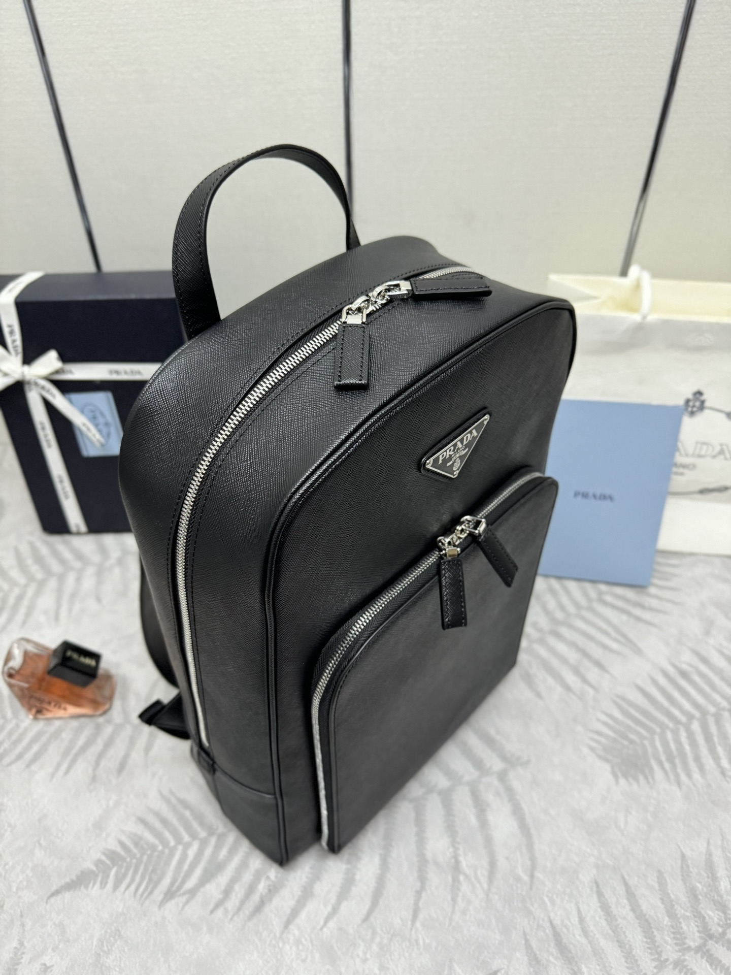 mochila p1600 grão cruzado fino 2VZ102👏 Bolsa de ombro feita de material de couro Saffiano importado acessórios de hardware de metal duas alças de couro ajustável 😘😘😘 alça painel frontal com zíper bidirecional tem um design de bolso esta mochila é simples e elegante para atender o trabalho comutar ou férias viagens diárias em todas as ocasiões e um permanente e não desatualizado 👍👍👍 Dimensões: L30xH42xBottom12cm