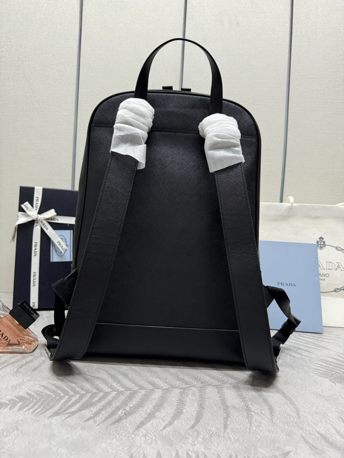 mochila p1600 grão cruzado fino 2VZ102👏 Bolsa de ombro feita de material de couro Saffiano importado acessórios de hardware de metal duas alças de couro ajustável 😘😘😘 alça painel frontal com zíper bidirecional tem um design de bolso esta mochila é simples e elegante para atender o trabalho comutar ou férias viagens diárias em todas as ocasiões e um permanente e não desatualizado 👍👍👍 Dimensões: L30xH42xBottom12cm