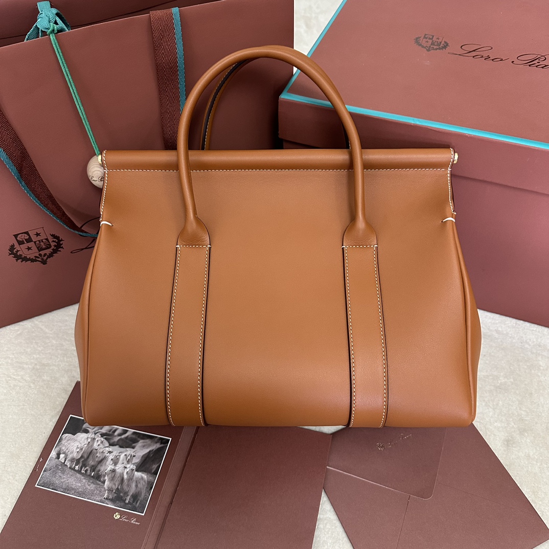 💰2320Loro piana Loom L32 Handbag Color: Brown Plain The Loom pays homage to Loro piana's longstanding textile heritage with a metal bar under the flap that evokes the gentle draping of fabric from an artisan's loom, a distinctive, lightweight texture, and a closure that opens with a delicate padlock for a casual look.The Loom can be worn closed or open for a personal touch. The Loom bag can be worn closed or open to make a statement. Even when worn unfolded, it closes gracefully. Size: 33✖️23✖️18CM-High Faux Factory