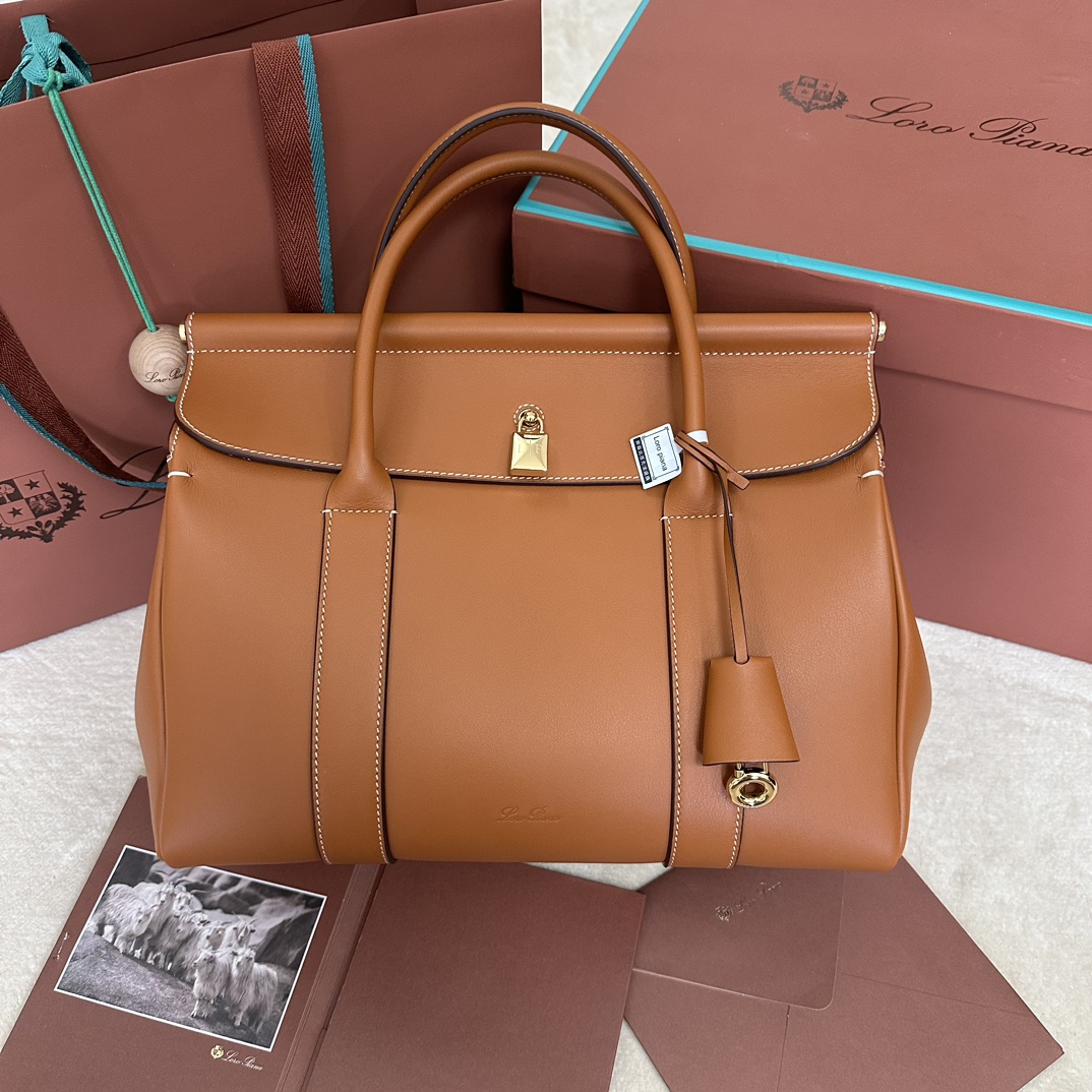 Loro piana L32 Medium Handbagカラー：グローグリーンLoro pianaの長年にわたるテキスタイルの伝統に敬意を表したLoomバッグは、職人の織り機からそっと垂れ下がる布を彷彿とさせるフラップ下のメタルバー、独特で軽量な質感、カジュアルなルックに開く洗練された南京錠の留め具が特徴です。ザ・ルーム」バッグは、閉じても開けても、自分らしさを演出できます。広げて着ても、優雅に閉じられます。サイズ：33✖️23✖️18CM-ハイフェイクバッグ