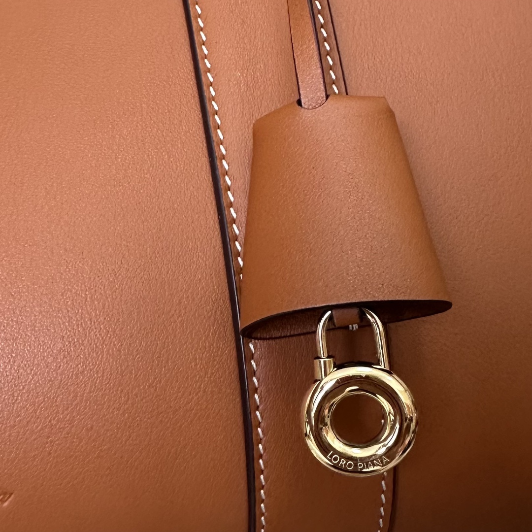 💰2320Loro piana Loom L32 Handbag Color: Brown Plain The Loom pays homage to Loro piana's longstanding textile heritage with a metal bar under the flap that evokes the gentle draping of fabric from an artisan's loom, a distinctive, lightweight texture, and a closure that opens with a delicate padlock for a casual look.The Loom can be worn closed or open for a personal touch. The Loom bag can be worn closed or open to make a statement. Even when worn unfolded, it closes gracefully. Size: 33✖️23✖️18CM-High Faux Factory