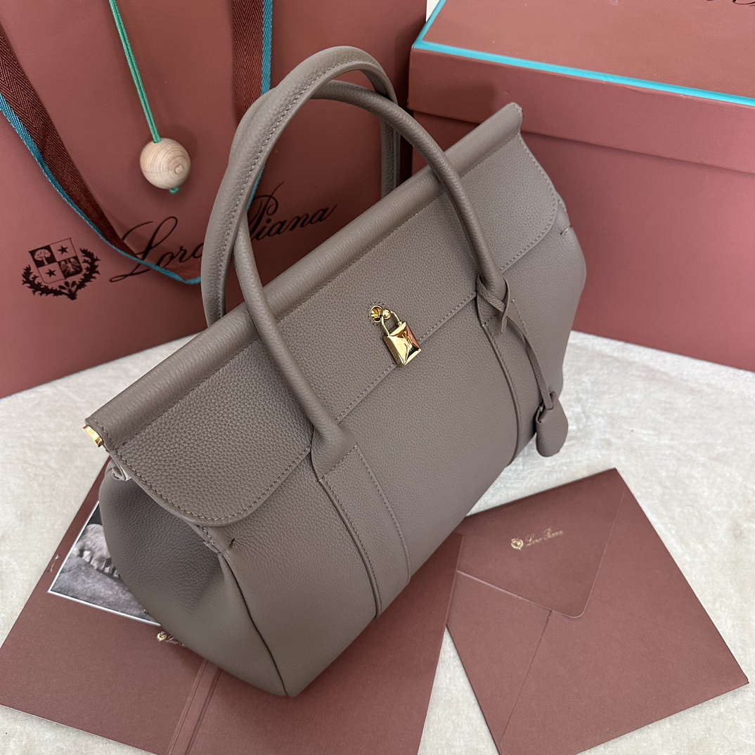 💰2320Loro piana Loom L32 Handbag Color: Rock GrayThe Loom pays homage to Loro piana's longstanding textile heritage with a metal bar under the flap that evokes the gentle draping of fabric from an artisan's loom, a distinctive and lightweight texture, and a closure with a delicate padlock that can be unlocked for a casual look.The Loom can be worn closed or open for a personal touch. The Loom bag can be worn closed or open to make a statement. Even when worn unfolded, it closes gracefully. Size: 33✖️23✖️18CM-High Faux Factory