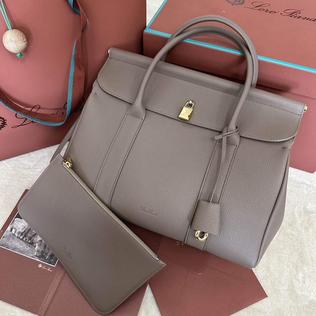 💰2320Loro piana Loom L32 Handbag Colour : Rock GreyLe Loom rend hommage à l'héritage textile de longue date de Loro piana, avec une barre métallique sous le rabat rappelant le tissu qui se drape doucement sur le métier d'un artisan, une texture légère distinctive et une fermeture avec un cadenas délicat et ouvrable pour un look décontracté.Le Loom peut être porté fermé ou ouvert. Le sac Loom peut être porté fermé ou ouvert pour un look personnalisé. Même déplié, il se referme avec élégance. Taille : 33✖️23✖️18CM-Haute Faux Factory