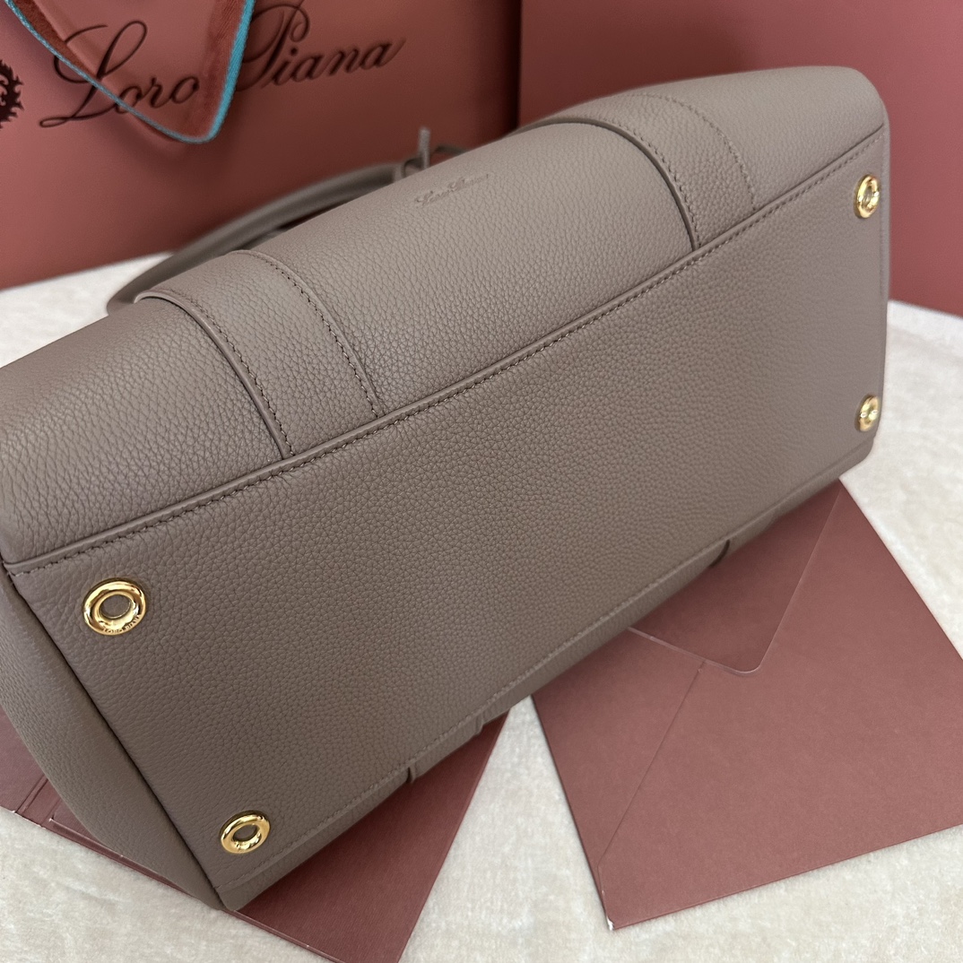 Loro piana L32 Medium Handbagカラー：グローグリーンLoro pianaの長年にわたるテキスタイルの伝統に敬意を表したLoomバッグは、職人の織り機からそっと垂れ下がる布を彷彿とさせるフラップ下のメタルバー、独特で軽量な質感、カジュアルなルックに開く洗練された南京錠の留め具が特徴です。ザ・ルーム」バッグは、閉じても開けても、自分らしさを演出できます。広げて着ても、優雅に閉じられます。サイズ：33✖️23✖️18CM-ハイフェイクバッグ