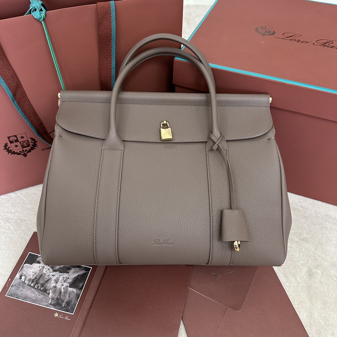 💰2320Loro piana Loom L32 Handbag Colour : Rock GreyLe Loom rend hommage à l'héritage textile de longue date de Loro piana, avec une barre métallique sous le rabat rappelant le tissu qui se drape doucement sur le métier d'un artisan, une texture légère distinctive et une fermeture avec un cadenas délicat et ouvrable pour un look décontracté.Le Loom peut être porté fermé ou ouvert. Le sac Loom peut être porté fermé ou ouvert pour un look personnalisé. Même déplié, il se referme avec élégance. Taille : 33✖️23✖️18CM-Haute Faux Factory