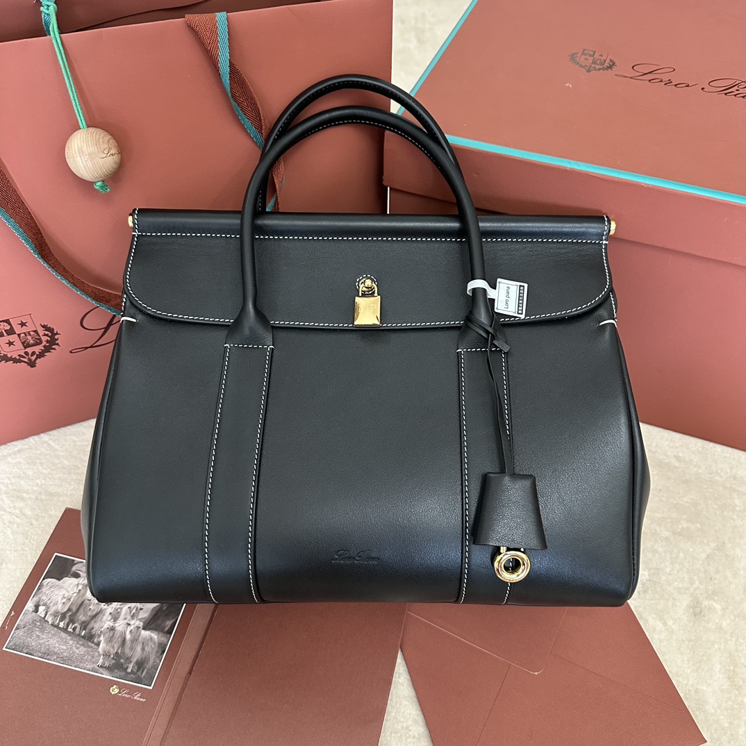 💰2320Loro piana Loom L32 Handbag Colour : Black Plain Le Loom rend hommage à l'héritage textile de longue date de Loro piana, avec une barre métallique sous le rabat rappelant le tissu qui se drape doucement sur le métier d'un artisan, une texture légère distinctive et une fermeture cadenas sophistiquée qui s'ouvre sur un look décontracté.Le Loom peut être porté fermé ou ouvert. Le sac Loom peut être porté fermé ou ouvert pour faire une déclaration. Même lorsqu'il est porté déplié, il se ferme gracieusement. Taille : 33✖️23✖️18CM-High Faux Bags