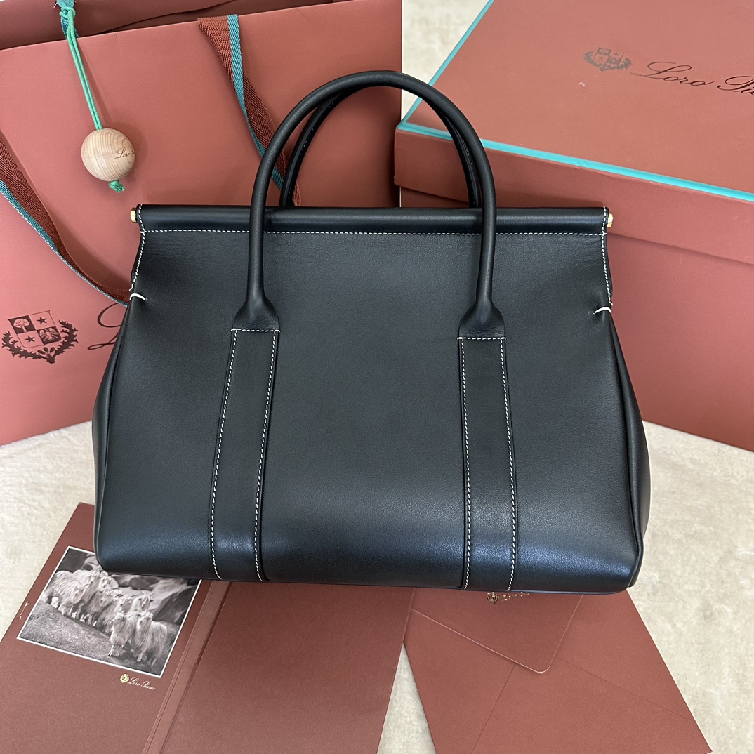 Image[2]-💰2320Loro piana Loom L32 Handbag Colour : Black Plain Le Loom rend hommage à la longue tradition de tissage de Loro piana, avec une barre métallique sous le rabat rappelant le tissu qui se drape doucement sur le métier d'un artisan, une texture unique et légère, et une fermeture avec un cadenas complexe qui peut être ouverte pour un look décontracté.Le Loom peut être porté fermé ou ouvert pour une touche personnelle. Le sac Loom peut être porté fermé ou ouvert pour une touche personnelle. Même lorsqu'il est porté déplié, il se referme automatiquement avec élégance. Taille : 33✖️23✖️18CM-High Faux Bags