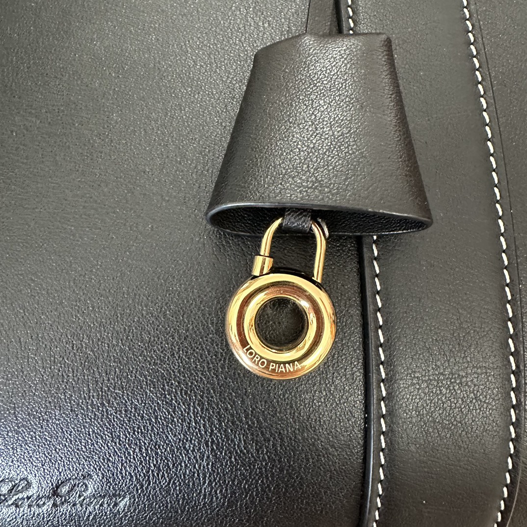 Image[7]-💰2320Loro piana Loom L32 Handbag Colour : Black Plain Le Loom rend hommage à la longue tradition de tissage de Loro piana, avec une barre métallique sous le rabat rappelant le tissu qui se drape doucement sur le métier d'un artisan, une texture unique et légère, et une fermeture avec un cadenas complexe qui peut être ouverte pour un look décontracté.Le Loom peut être porté fermé ou ouvert pour une touche personnelle. Le sac Loom peut être porté fermé ou ouvert pour une touche personnelle. Même lorsqu'il est porté déplié, il se referme automatiquement avec élégance. Taille : 33✖️23✖️18CM-High Faux Bags