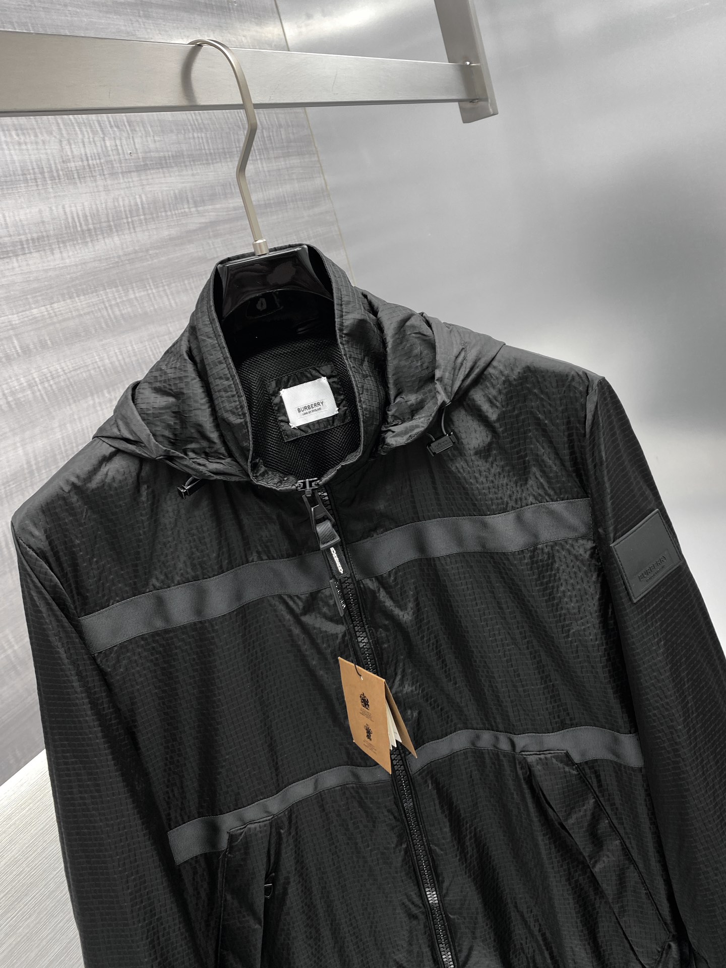 p800 Burberry 2024SS veste veste cabinet un difficile à trouver en utilisant personnalisé coupe-vent et imperméable veste tissu doux collant et élégant anti-froissement droit sur le corps confortable ; col montant conception à capuche adapté à concave une variété de modélisation ; manches décorées avec le logo de la marque est très reconnaissable ; doublure en maille de haute qualité et élégant ; un côté de la belle et élégante veste veste sur le corps absolument fils de la couleur noir/24559 yards 48-56.