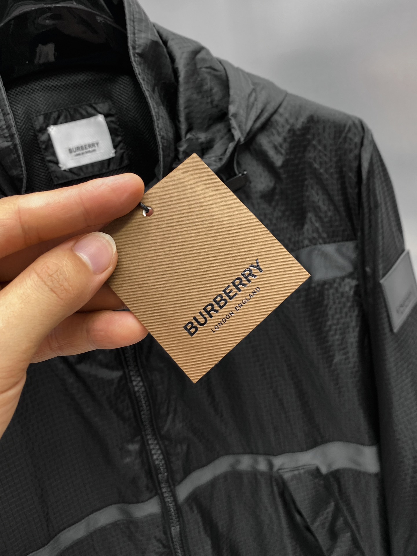 p800 Burberry 2024SS chaqueta chaqueta gabinete de un difícil de encontrar utilizando a prueba de viento personalizado y tela de la chaqueta a prueba de lluvia suave pegajosa y elegante antiarrugas en posición vertical en el cuerpo cómodo; stand-up cuello con capucha de diseño adecuado para cóncava una variedad de modelado; mangas decoradas con el logotipo de la marca es muy reconocible; forro de malla de alta calidad y con estilo; un lado de la chaqueta guapo y elegante chaqueta en el cuerpo absolutamente hijo del color negro/24559 yardas 48-56