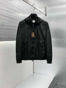 p800 Burberry 2024SS夹克外套柜子一件难求采用定制防风防雨夹克面料软糯有型抗皱立挺上身舒适；立领连帽设计适合凹各种造型；袖子饰以品牌logo辨识度极高；网眼内衬高级有型；一面帅气又时尚的夹克外套上身绝绝子颜色黑色/24559码数48-56-高仿包包