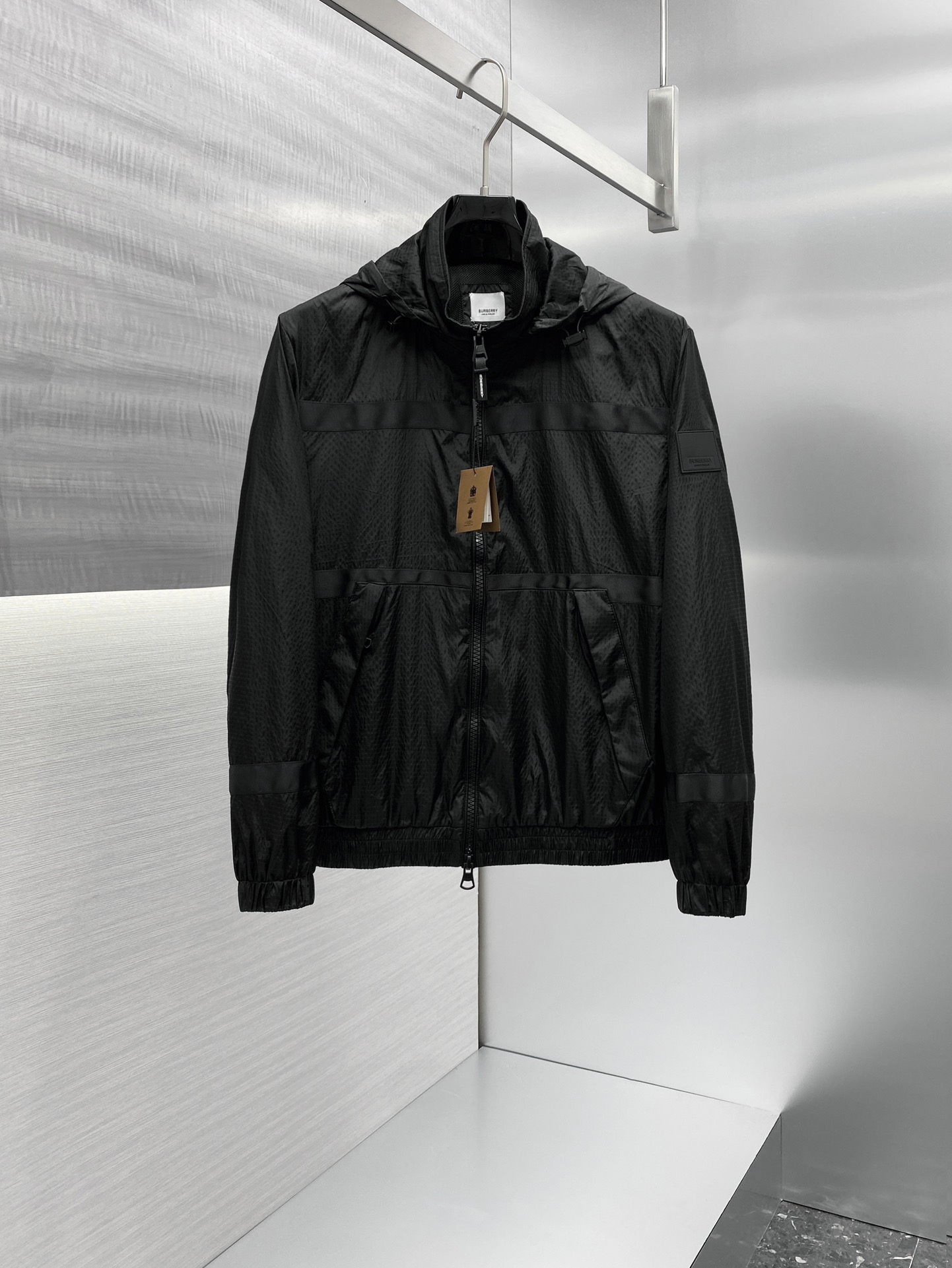 p800 Burberry 2024SS veste veste cabinet un difficile à trouver en utilisant personnalisé coupe-vent et imperméable veste tissu doux collant et élégant anti-froissement droit sur le corps confortable ; col montant conception à capuche adapté à concave une variété de modélisation ; manches décorées avec le logo de la marque est très reconnaissable ; doublure en maille de haute qualité et élégant ; un côté de la belle et élégante veste veste sur le corps absolument fils de la couleur noir/24559 yards 48-56.