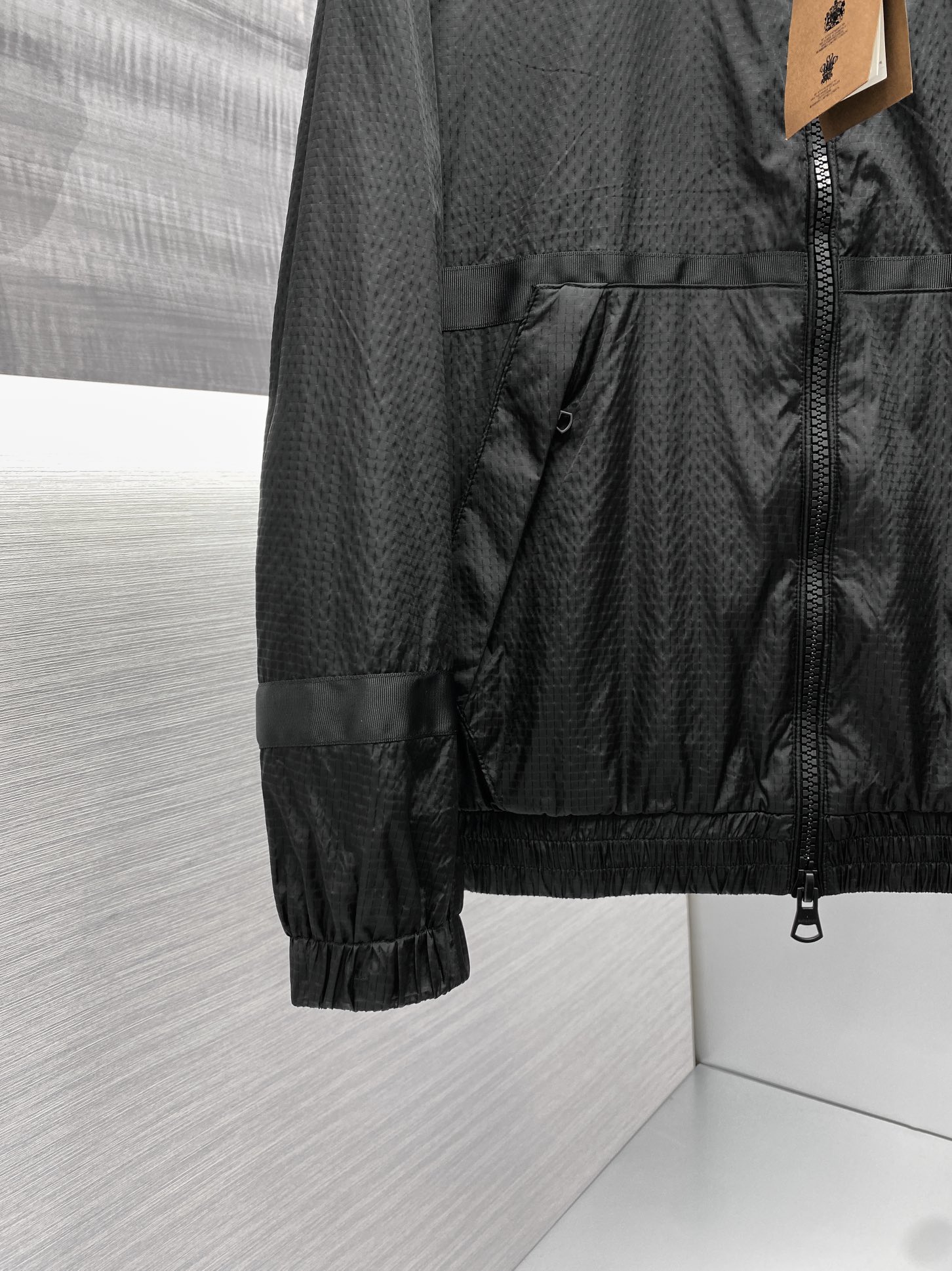 p800 Burberry 2024SS chaqueta chaqueta gabinete de un difícil de encontrar utilizando a prueba de viento personalizado y tela de la chaqueta a prueba de lluvia suave pegajosa y elegante antiarrugas en posición vertical en el cuerpo cómodo; stand-up cuello con capucha de diseño adecuado para cóncava una variedad de modelado; mangas decoradas con el logotipo de la marca es muy reconocible; forro de malla de alta calidad y con estilo; un lado de la chaqueta guapo y elegante chaqueta en el cuerpo absolutamente hijo del color negro/24559 yardas 48-56