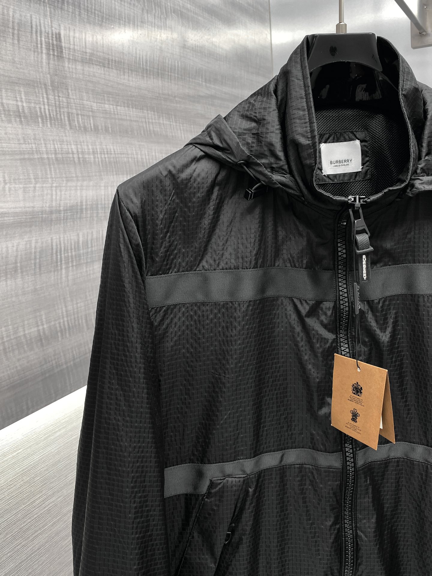 p800 Burberry 2024SS veste veste cabinet un difficile à trouver en utilisant personnalisé coupe-vent et imperméable veste tissu doux collant et élégant anti-froissement droit sur le corps confortable ; col montant conception à capuche adapté à concave une variété de modélisation ; manches décorées avec le logo de la marque est très reconnaissable ; doublure en maille de haute qualité et élégant ; un côté de la belle et élégante veste veste sur le corps absolument fils de la couleur noir/24559 yards 48-56.