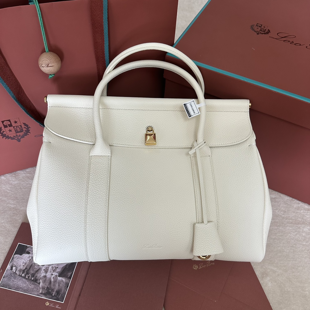 💰2320Bolso Loom L32 de Loro piana Color: Blanco suaveEl Loom rinde homenaje a la larga tradición tejedora de Loro piana, con una barra metálica bajo la solapa que recuerda el tejido que cae suavemente de un telar artesanal, una textura distintiva y ligera, y un cierre con un delicado candado que se puede abrir para un look informal.El Loom se puede llevar cerrado o abierto. El bolso Loom puede llevarse cerrado o abierto para un look personalizado. Incluso cuando se lleva desplegado, se cierra con elegancia. Tamaño: 33✖️23✖️18CM-Bolsos altos de imitación