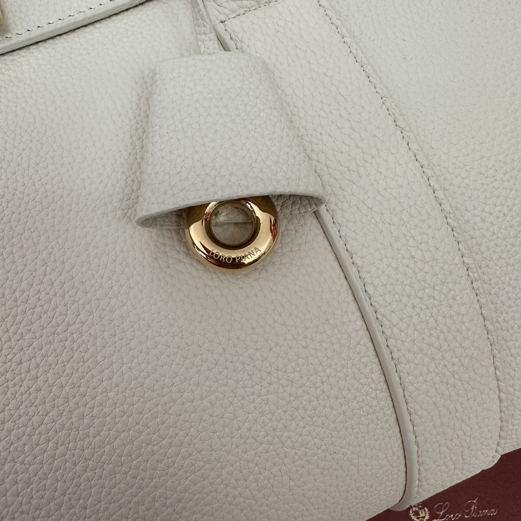 Image[7]-💰2320Loro piana Loom L32 Handbag Color: Soft WhiteThe Loom handbag pays homage to Loro piana's long tradition of weaving, with a metal bar under the flap reminiscent of fabric gently draping from an artisan's loom, a unique and lightweight texture, and a closure with an intricate padlock that can be opened for a casual look.The Loom bag can be worn closed or open for a personalized touch. The Loom bag can be worn closed or open to express your individuality. Even when worn unfolded, it will automatically and elegantly close. Size: 33✖️23✖️18CM-High Faux Bags