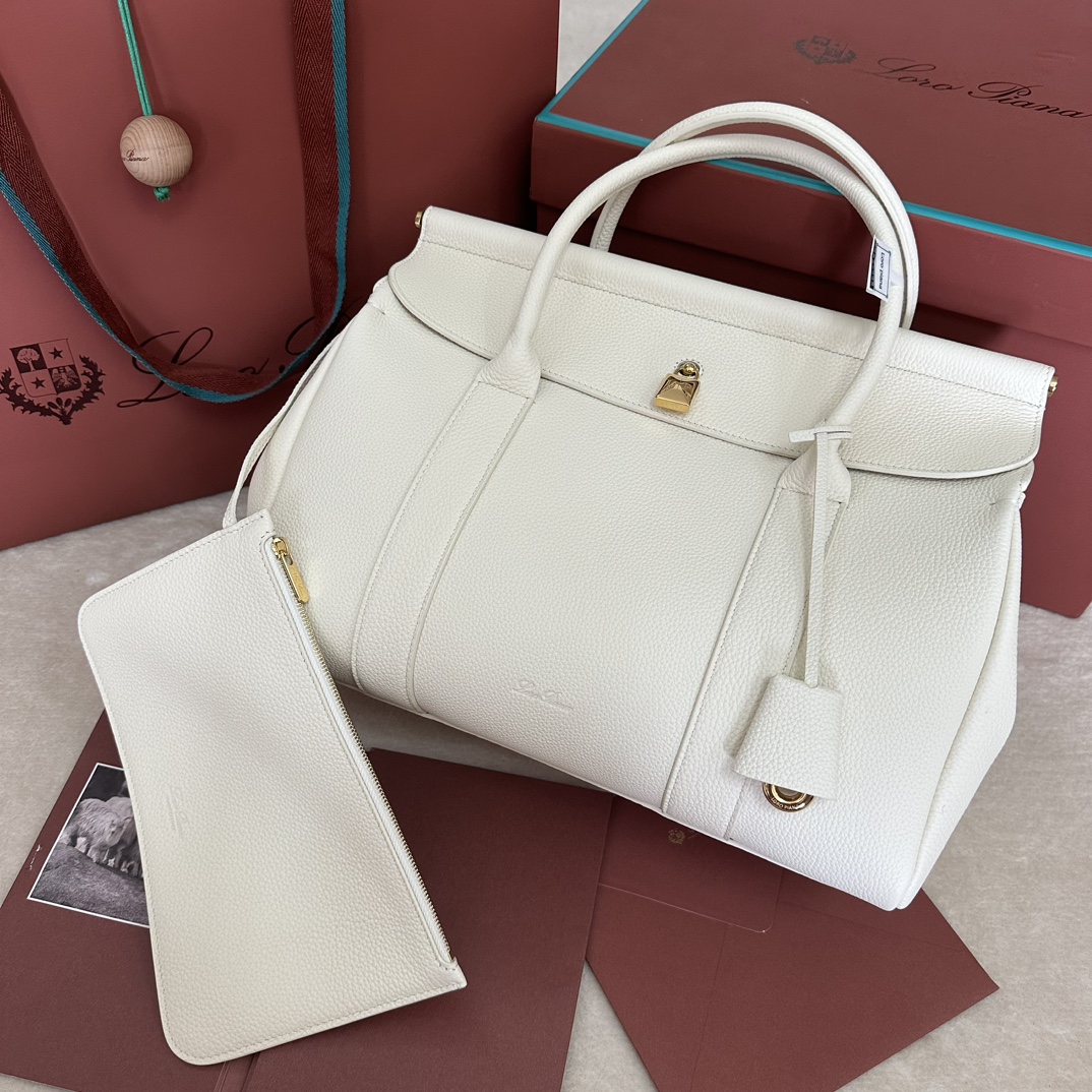 Imagem[2]-💰2320Loro piana Loom L32 Handbag Cor: Branco suaveA bolsa Loom presta homenagem à longa tradição de tecelagem da Loro piana, com uma barra de metal sob a aba que lembra o tecido suavemente drapeado do tear de um artesão, uma textura única e leve, e um fechamento com um cadeado intrincado que pode ser aberto para um visual casual.A bolsa Loom pode ser usada fechada ou aberta para um toque pessoal. A bolsa Loom pode ser usada fechada ou aberta para marcar uma posição. Mesmo quando usada desdobrada, fecha-se automaticamente de forma elegante. Tamanho: 33✖️23✖️18CM-Sacos altos de tecido sintético