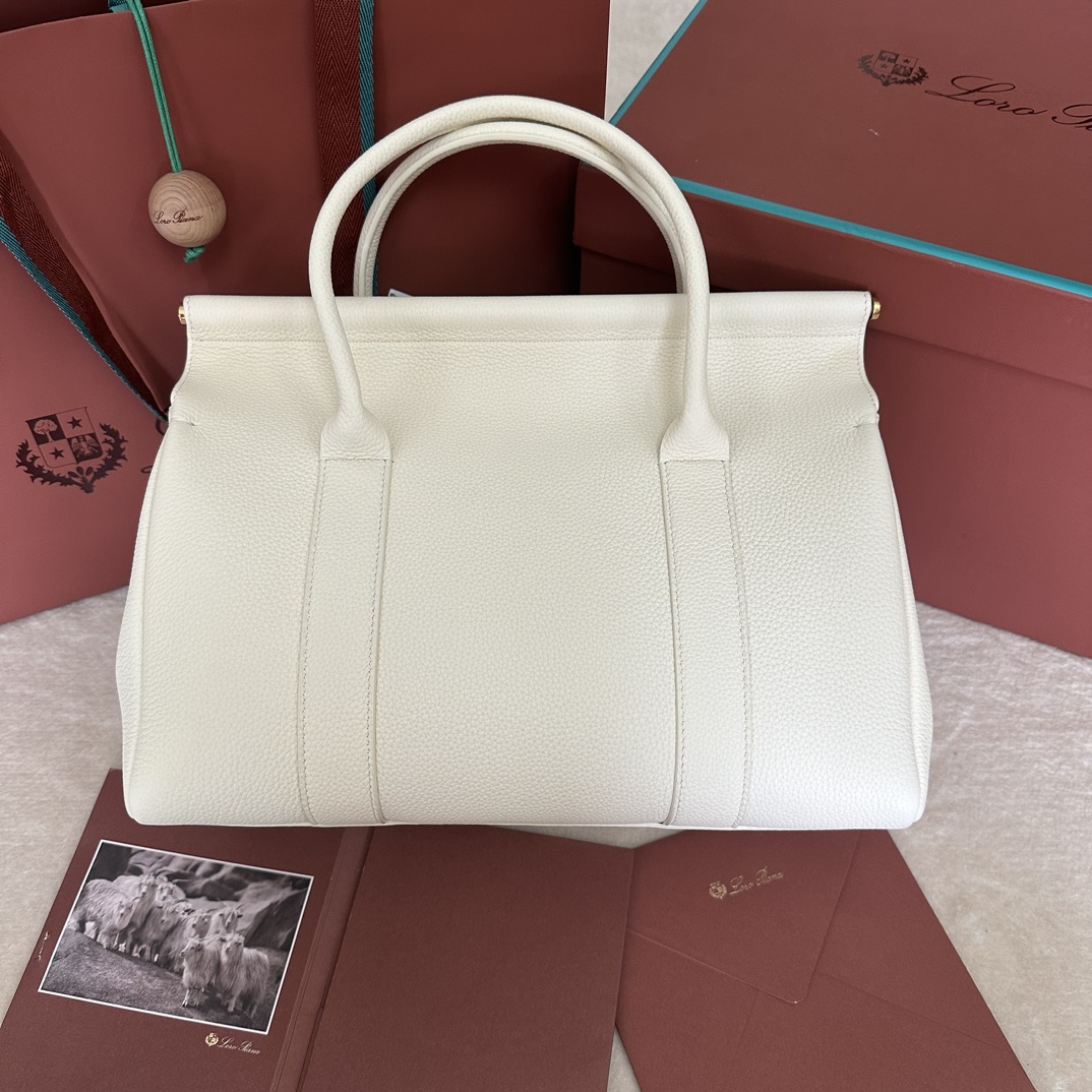 Imagem[3]-💰2320Loro piana Loom L32 Handbag Cor: Branco suaveA bolsa Loom presta homenagem à longa tradição de tecelagem da Loro piana, com uma barra de metal sob a aba que lembra o tecido suavemente drapeado do tear de um artesão, uma textura única e leve, e um fechamento com um cadeado intrincado que pode ser aberto para um visual casual.A bolsa Loom pode ser usada fechada ou aberta para um toque pessoal. A bolsa Loom pode ser usada fechada ou aberta para marcar uma posição. Mesmo quando usada desdobrada, fecha-se automaticamente de forma elegante. Tamanho: 33✖️23✖️18CM-Sacos altos de tecido sintético