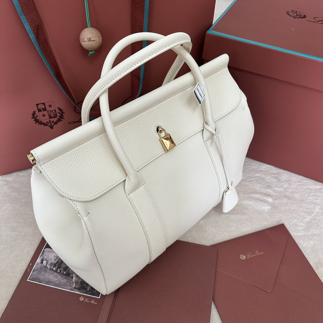 Imagem[4]-💰2320Loro piana Loom L32 Handbag Cor: Branco suaveA bolsa Loom homenageia a longa tradição de tecelagem da Loro piana, com uma barra de metal sob a aba que lembra o tecido suavemente drapeado do tear de um artesão, uma textura única e leve, e um fechamento com um cadeado intrincado que pode ser aberto para um visual casual.A bolsa Loom pode ser usada fechada ou aberta para um toque pessoal. A bolsa Loom pode ser usada fechada ou aberta para marcar uma posição. Mesmo quando usada desdobrada, fecha-se automaticamente de forma graciosa. Tamanho: 33✖️23✖️18CM-Sacos altos de tecido sintético