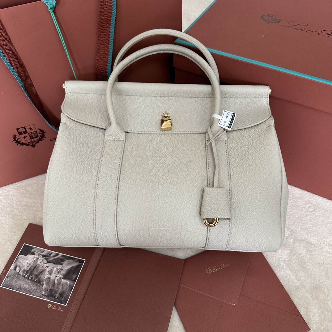 💰2320Loro piana Loom L32 Handbag Cor: Bege claro O Loom presta homenagem à herança têxtil de longa data da Loro piana, com uma barra de metal sob a aba que lembra o tecido suavemente drapeado do tear de um artesão, uma textura distinta e leve e um sofisticado fecho de cadeado que se abre para um visual casual.Loom pode ser usado fechado ou aberto. A bolsa Loom pode ser usada fechada ou aberta para marcar uma posição. Mesmo quando usada desdobrada, fecha-se graciosamente. Tamanho: 33✖️23✖️18CM-Sacos altos de tecido sintético